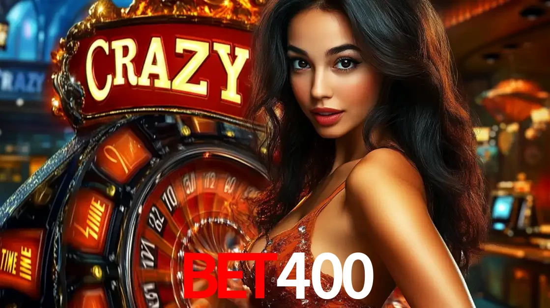 Mulher glamourosa olhando para a câmera com a roda vermelha do Crazy Time ao fundo em um ambiente de cassino, destacando a emoção dos jogos ao vivo no BET400.